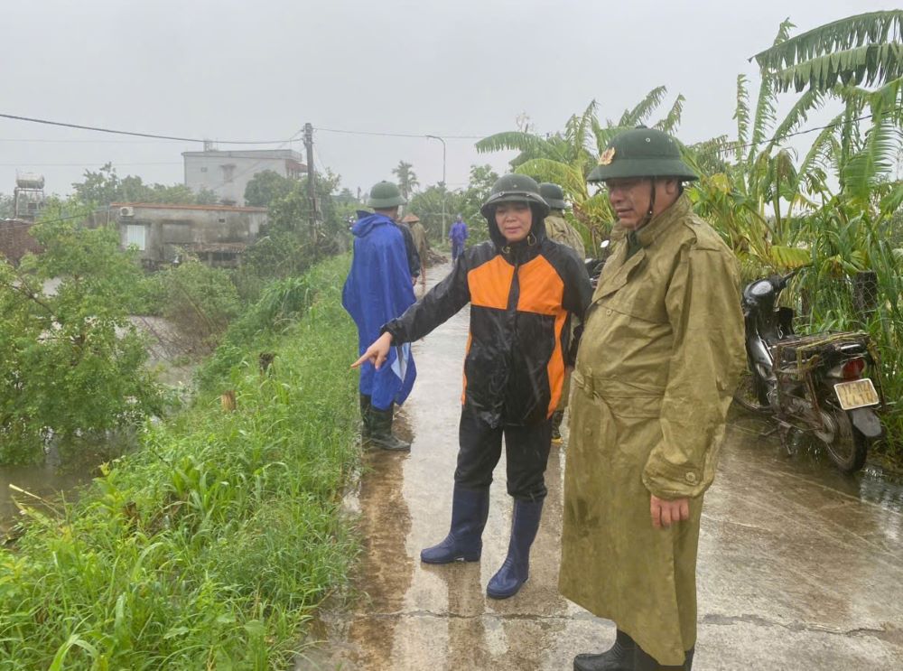 Dai ta Vu Manh Ha - Pho Giam doc Cong an tinh Thai Binh va Chu tich UBND huyen Vu Thu Pham Thi Nhu Phong kiem tra, chi dao cong tac ung pho voi mua lu dien bien phuc tap. Anh: Viet Anh/Cong an tinh Thai Binh