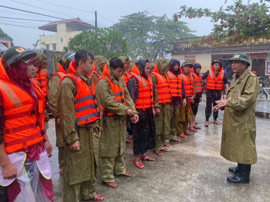 Dai ta Vu Manh Ha - Pho Giam doc Cong an tinh Thai Binh quan triet, chi dao voi can bo, chien sy duoc tang cuong xuong giup dan chong lu. Anh: Viet Anh/Cong an tinh Thai Binh