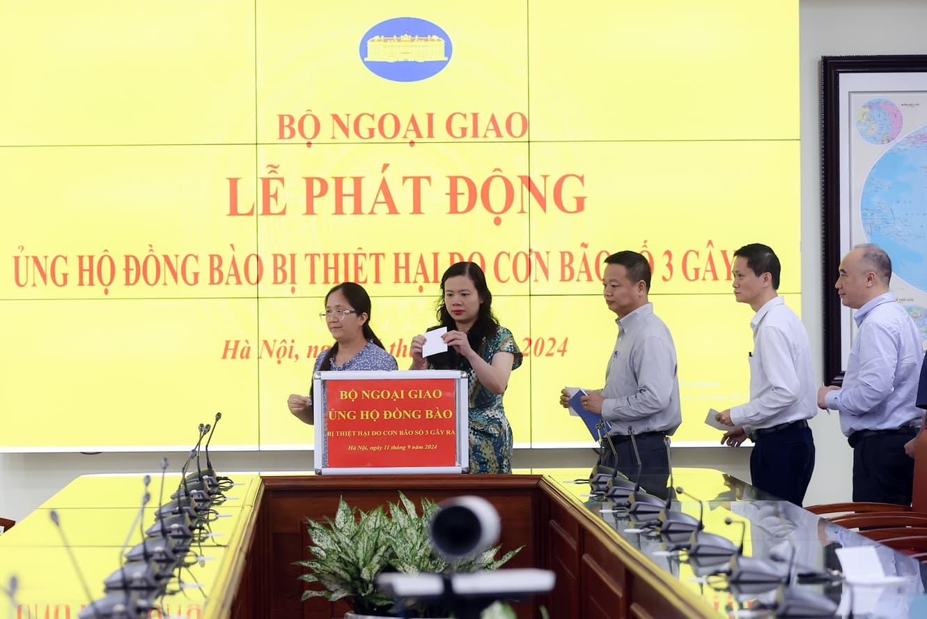 Cán bộ Bộ Ngoại giao ủng hộ đồng bào bị thiệt hại do bão số 3. Ảnh: Hải Nguyễn