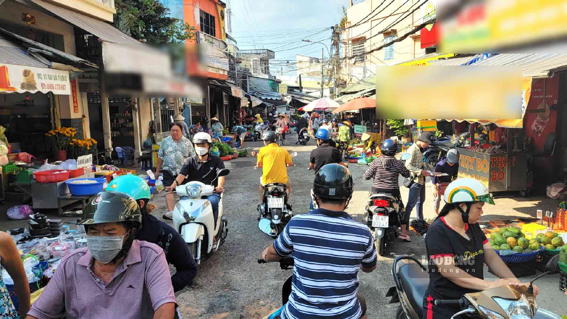 rong ảnh là đoạn đường Hai Bà Trưng, hàng hóa bày bán lấn ra lòng đường khiến việc lưu thông gặp khó. Đường Hai Bà Trưng