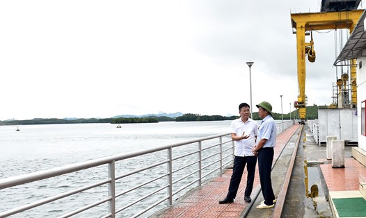 Phó Thủ tướng Lê Thành Long trao đổi với Giám đốc Thủy điện Thác Bà. Ảnh: Đức Tuân