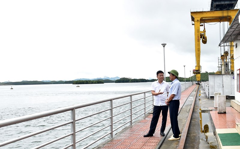 Phó Thủ tướng Lê Thành Long trao đổi với Giám đốc Thủy điện Thác Bà. Ảnh: Đức Tuân