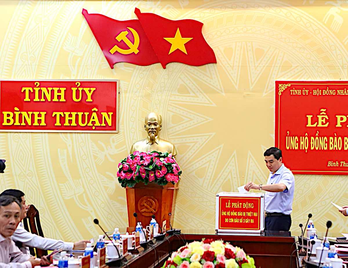 Ong Nguyen Hoai Anh - Uy vien du khuyet Ban Chap hanh Trung uong Dang, Bi thu Tinh uy, Chu tich HDND tinh Binh Thuan ung ho tai Le phat dong. Anh: Duy Tuan 