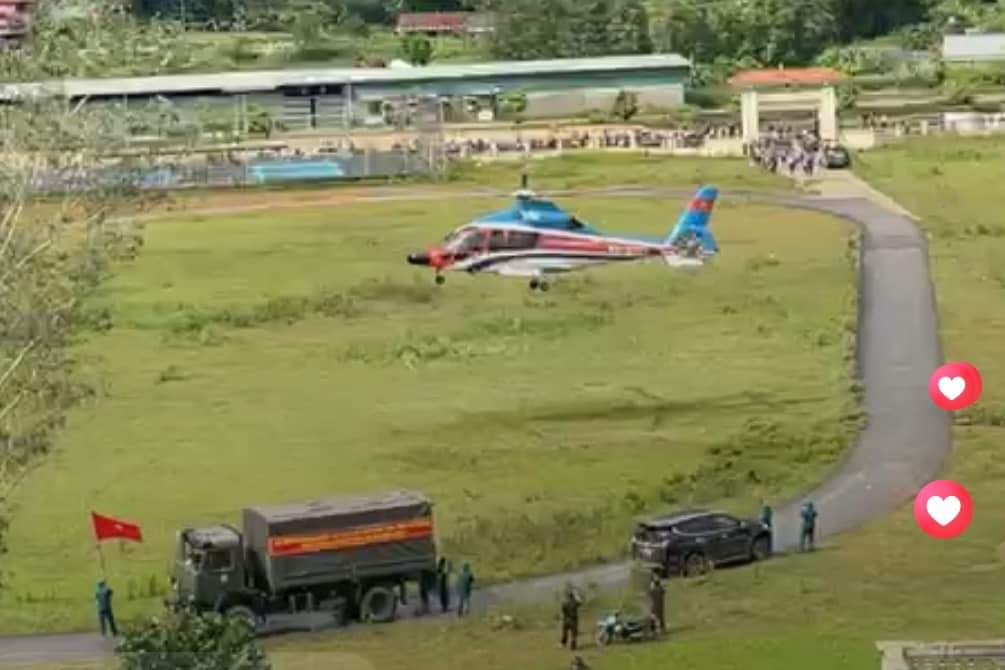 Trực thăng quân đội đã đến Cao Bằng mang theo nhu yếu phẩm hỗ trợ người dân chống lũ, sạt lở. Ảnh: Thu Liễu.