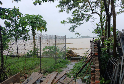 Ghi nhan tai xa Duong Lam, Son Tay, Ha Noi, muc nuoc con khoang 20cm nua la dang den duong ngoai de. Anh: Huong Giang