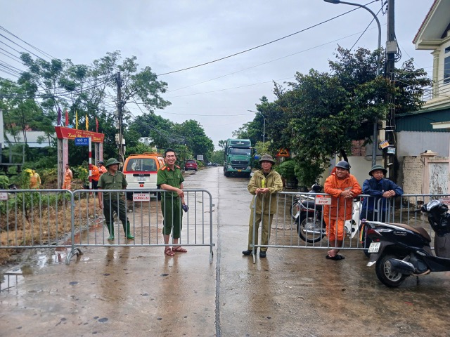 Lực lượng công an và dân quân lập chốt an ninh sau khi di dời dân ra khỏi nhà. Ảnh: Hương Giang