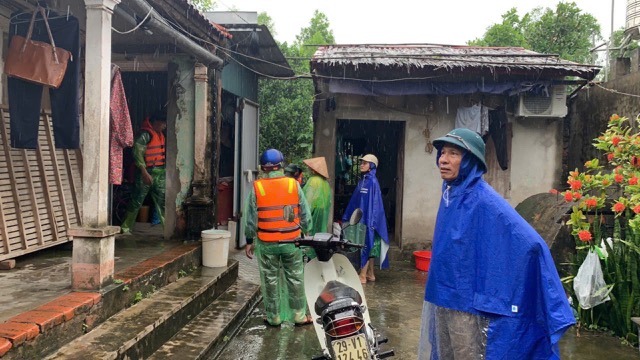 Hỗ trợ người dân di dời tài sản về nơi an toàn. Ảnh: Hương Giang