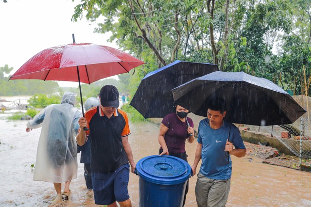 Người dân di dời tài sản ra khỏi vùng lũ đến nơi an toàn. Ảnh: Kim Ngọc 