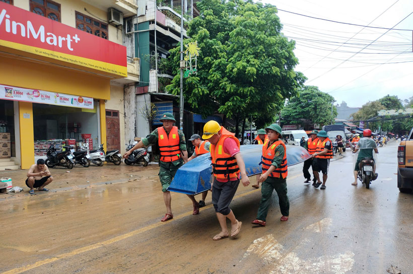 Những ngày qua, rất nhiều đoàn cứu trợ hỗ trợ bà con vùng lũ lụt. Ảnh: Bảo Nguyên
