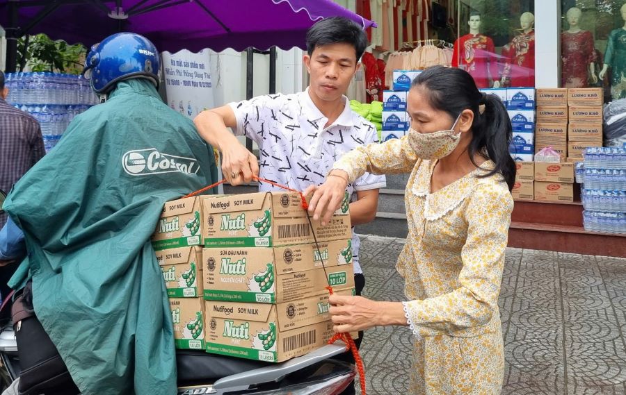 Một điểm tập kết hàng hóa, nhu yếu phẩm ở thành phố Đông Hà, tỉnh Quảng Trị để gửi đi cho người dân vùng lũ. Ảnh: Hưng Thơ.