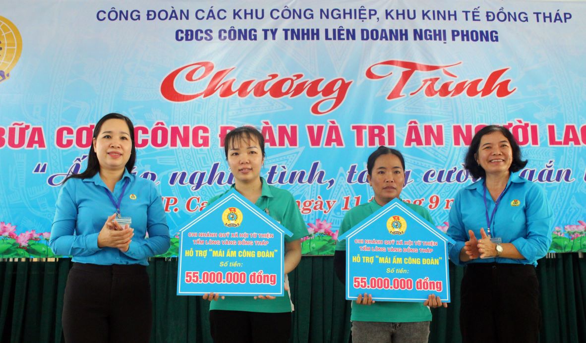 Bua com Cong doan cang them vi ngon tinh than khi to chuc Cong doan trao tang nhieu phan qua y nghia cho doan vien, cong nhan, lao dong. Trong anh trao Mai am Cong doan cho 2 doan vien kho khan ve nha o. Anh: Thanh Nhan