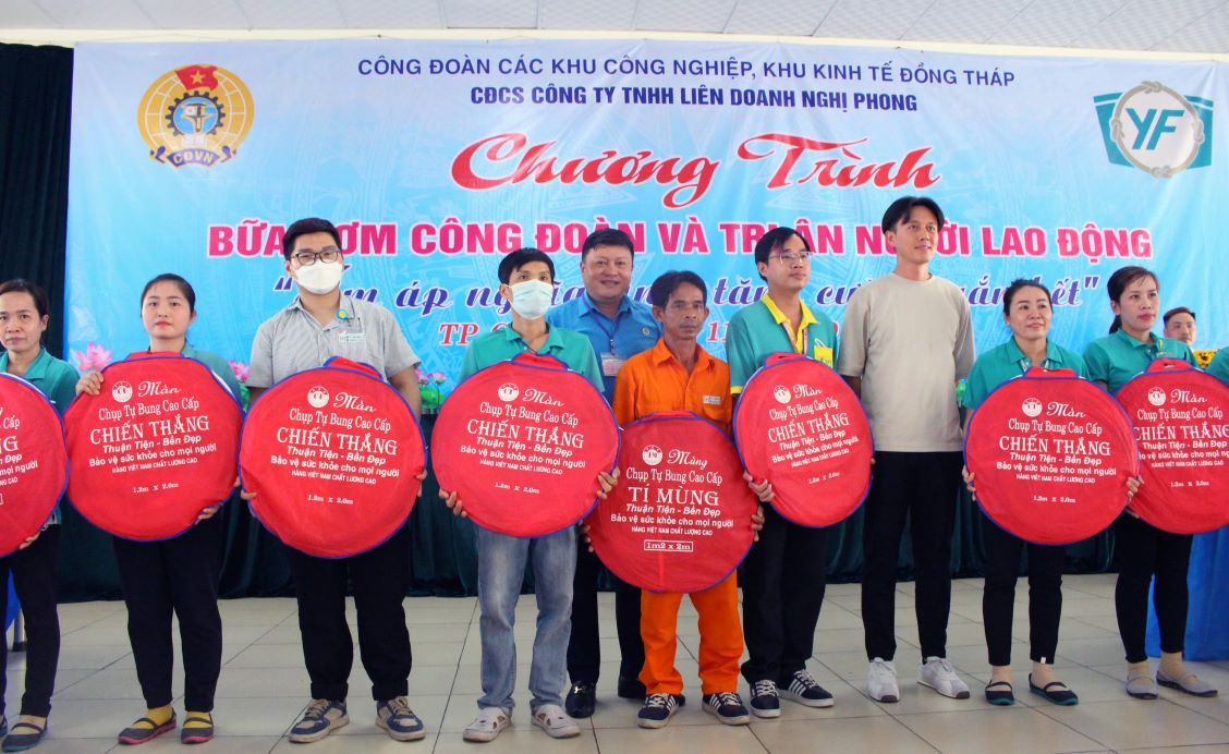 Công đoàn các khu công nghiệp, khu kinh tế Đồng Tháp trao 100 phần quà cho đoàn viên có hoàn cảnh khó khăn. Ảnh: Thanh Nhàn