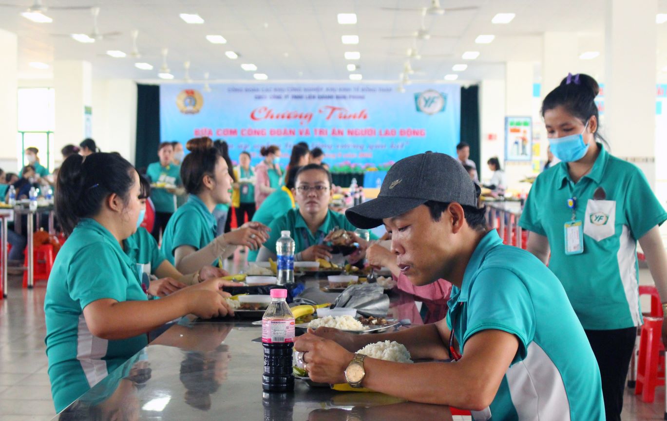 Sau nghi thức gắn gọn và trang trọng, 2.300 đoàn viên, công nhân, lao động tại Công ty TNHH liên doanh Nghị Phong đồng loạt tận hưởng Bữa cơm Công đoàn. Ảnh: Thanh Nhàn 