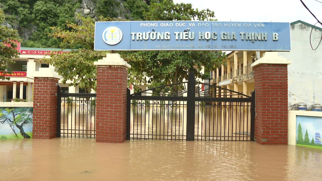 Trường Tiểu học Gia Thịnh B (huyện Gia Viễn ) bị ngập sâu trong nước. Ảnh: Trần Lâm
