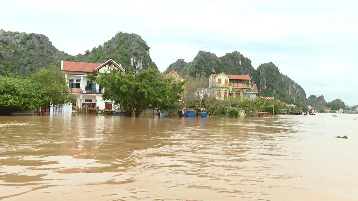 Nuoc lu menh mong tai huyen Gia Vien, Ninh Binh. Anh: Tran Lam