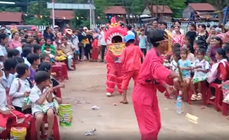 Nhiều con em công nhân lao động ở Vương Quốc Campuchia lần đầu tiên được xem múa lân trong dịp Tết Trung thu. Ảnh: Bảo Trung