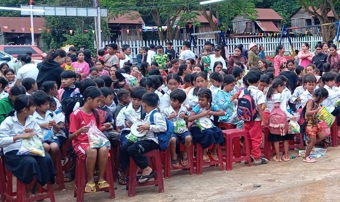 Hàng trăm em nhỏ là con công nhân khai thác cao su tập trung đón Tết Trung thu sớm. Ảnh: Bảo Trung