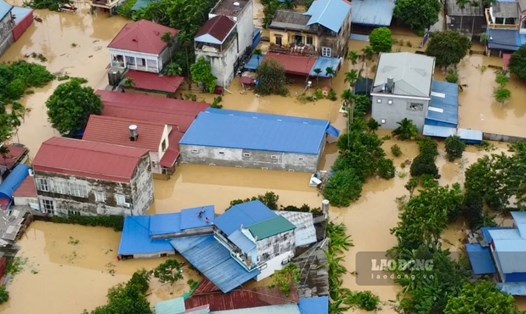 Tỉnh Cà Mau ủng hộ 6,7 tỉ đồng chung tay khắc phục hậu quả do thiên tai gây ra tại các tỉnh phía Bắc. Trong ảnh: Nhiều ngôi nhà TP Thái Nguyên chìm trong biển nước trận lũ lụt lịch sử. Ảnh: Nguyễn Hoàn