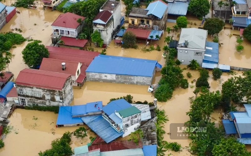 Tỉnh Cà Mau ủng hộ 6,7 tỉ đồng chung tay khắc phục hậu quả do thiên tai gây ra tại các tỉnh phía Bắc. Trong ảnh: Nhiều ngôi nhà TP Thái Nguyên chìm trong biển nước trận lũ lụt lịch sử. Ảnh: Nguyễn Hoàn