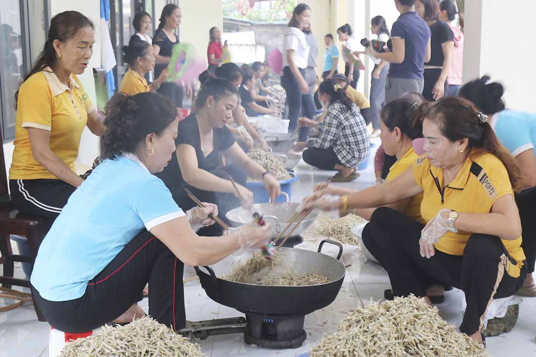 Gia tri vat chat tuy khong lon nhung the hien tinh than tuong than tuong ai cua nguoi dan Ha Tinh trong luc thien tai, bao lu. Anh: Hong Quang.