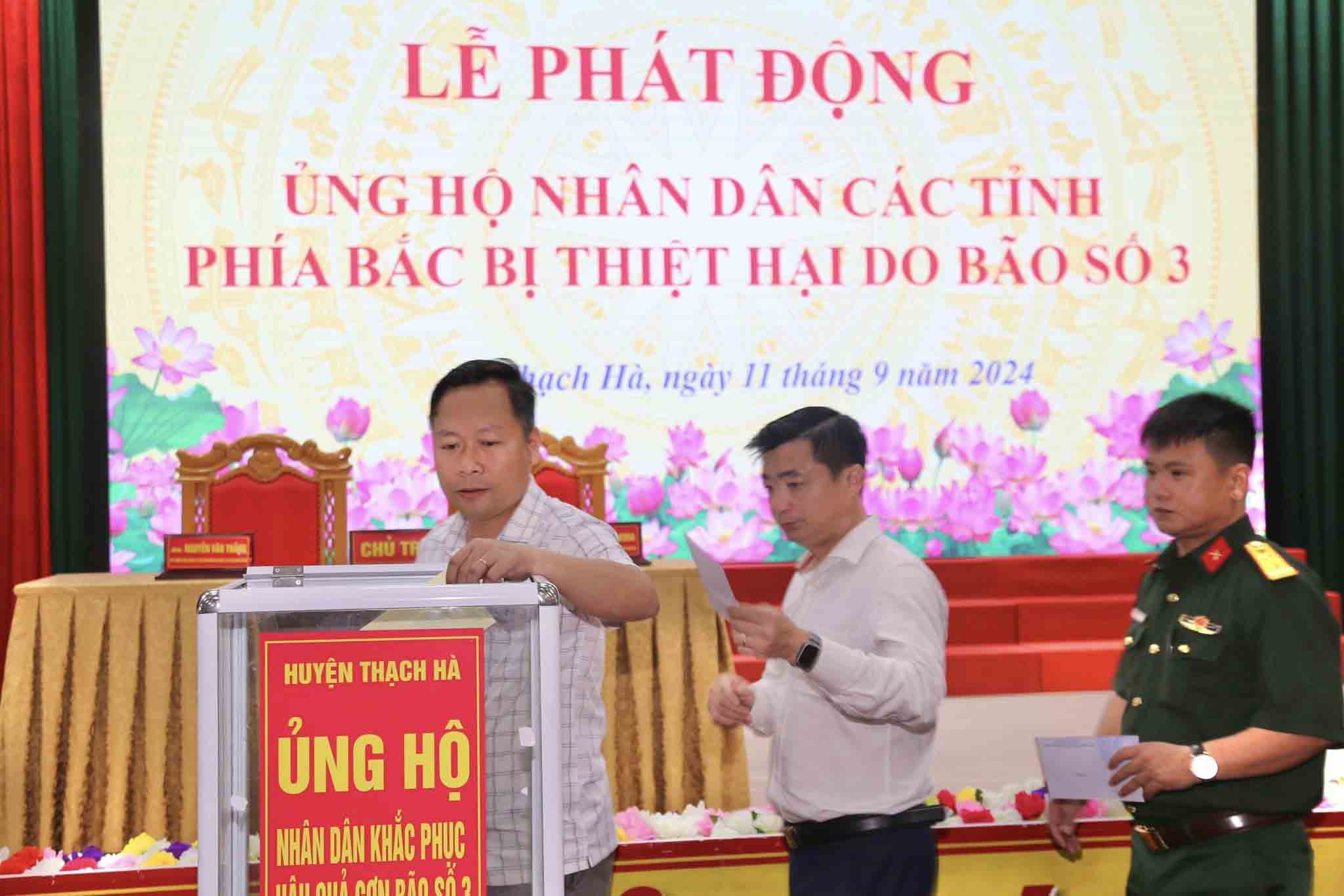 Huyen Thach Ha (Ha Tinh) quyen gop ung ho dong bao bao lut. Anh: Thuy Quynh.