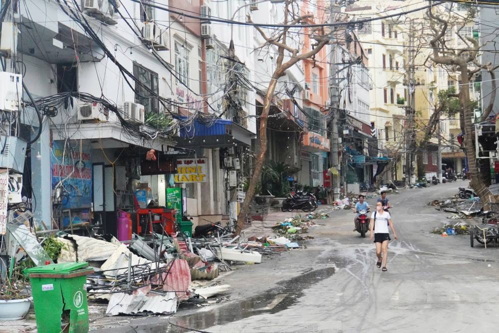 Đảo Cát Bà là một trong địa phương đầu tiên chịu ảnh hưởng khi bão số 3 vào Vịnh Bắc Bộ. Từ ngày 7.9 đến nay, nhiều khu vực ở Cát Bà vẫn trong tình cảnh không điện, không nước, không sóng điện thoại. 