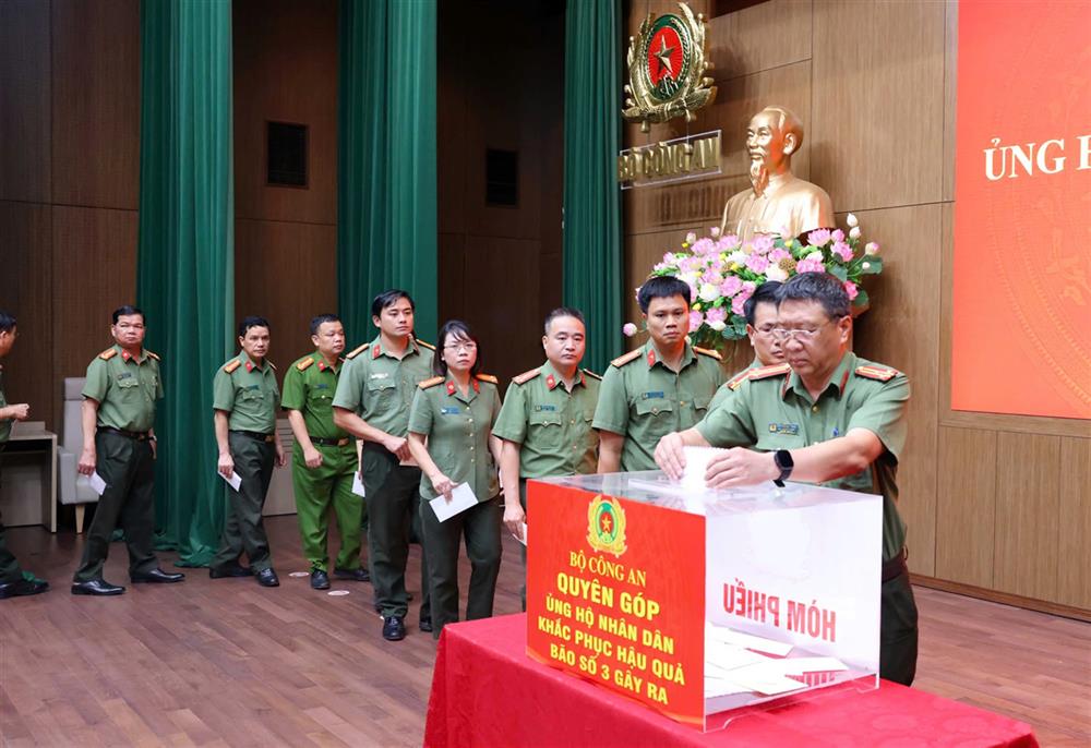 Dong dao can bo, chien si tham gia quyen gop ung ho Nhan dan bi thiet hai do bao lu. Anh: Bo Cong an