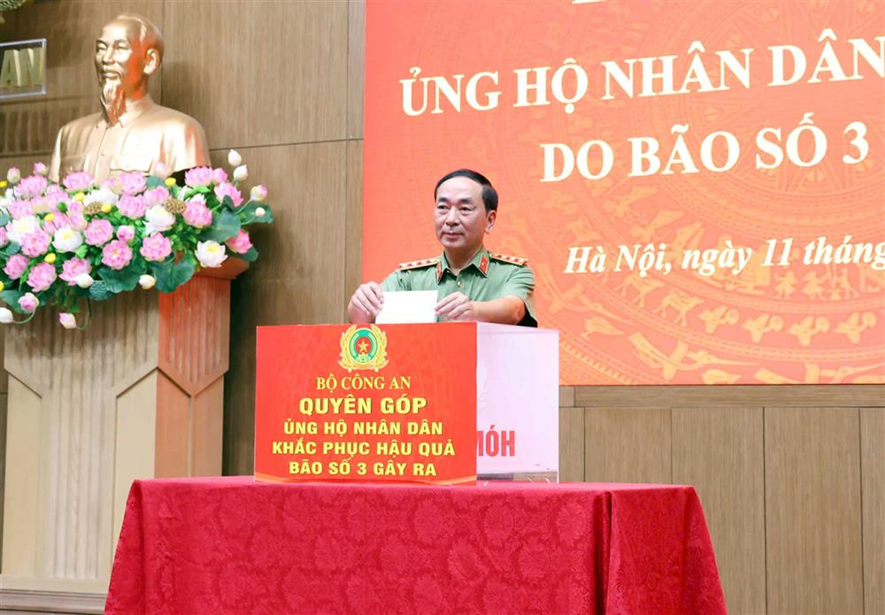 Thứ trưởng Bộ Công an Trần Quốc Tỏ ủng hộ nhân dân bị thiệt hại do bão lũ. Ảnh: Bộ Công an