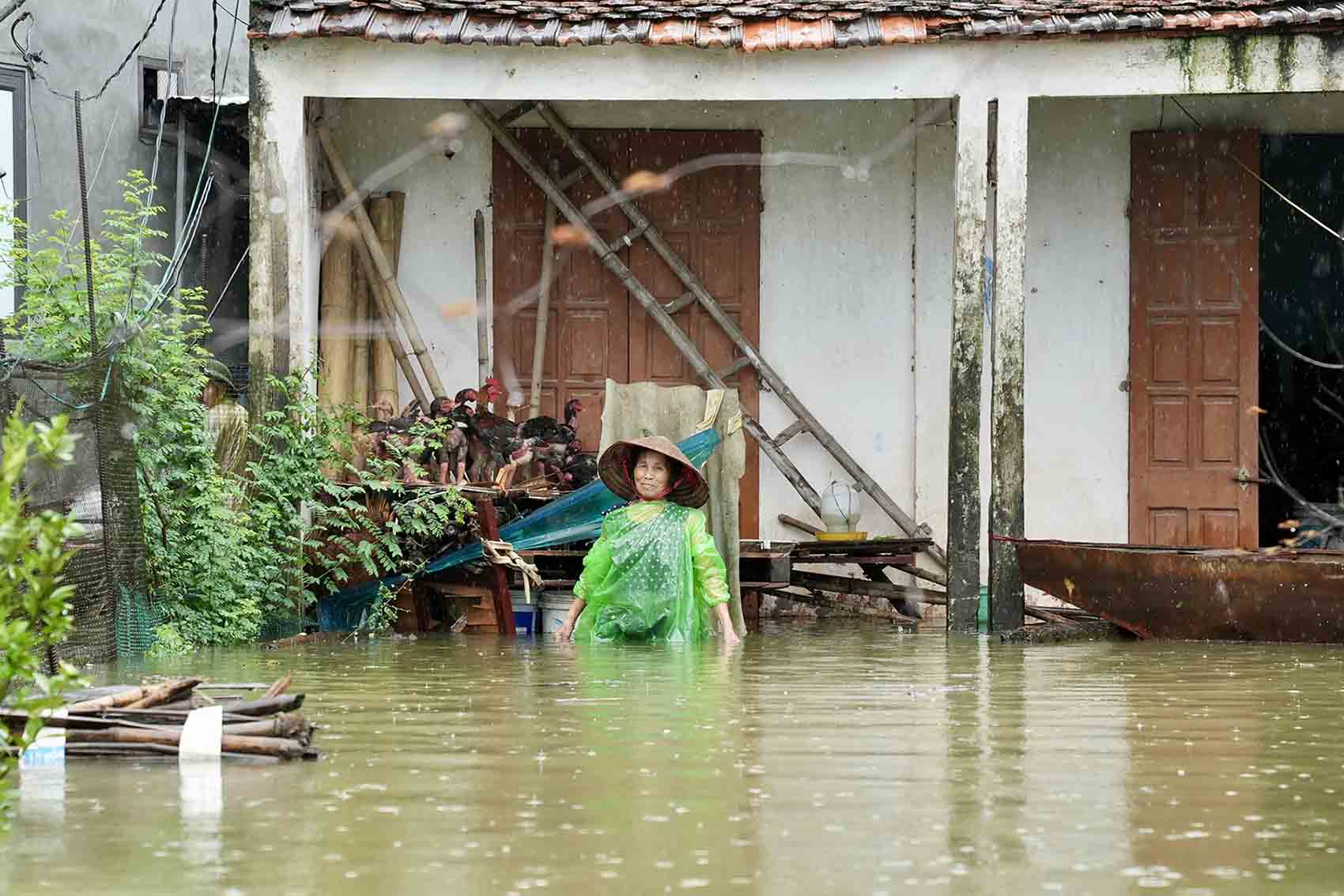 Hình ảnh người dân tại xóm Bến Vôi (xã Cấn Hữu, Quốc Oai, Hà Nội)  khi 1 tháng 2 lần chạy lũ. Ảnh: Hữu Chánh. 