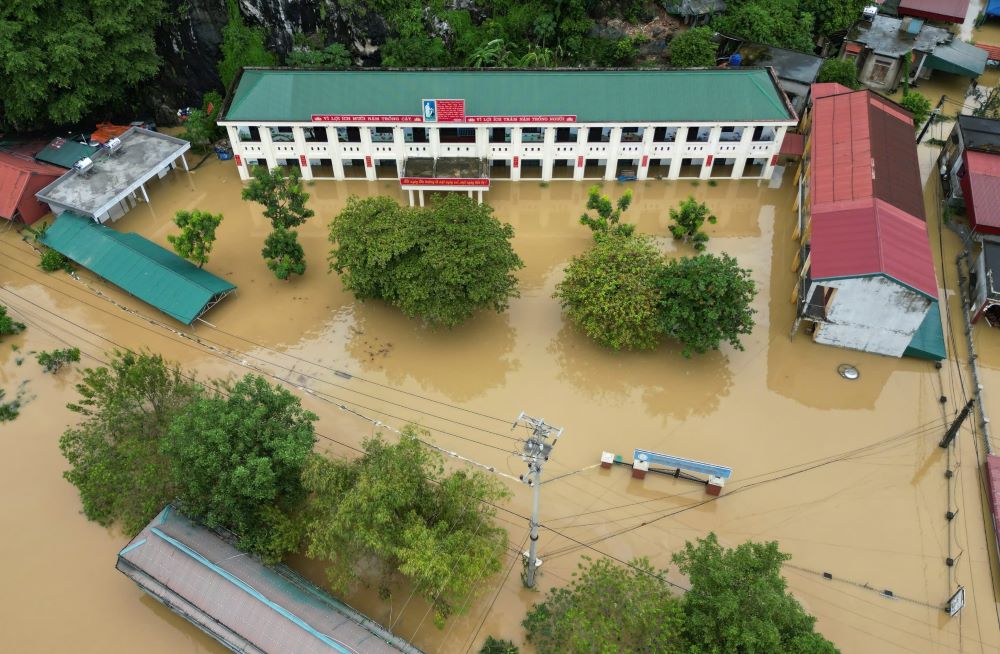 Nước lụt ngập khu trường học ở huyện Gia Viễn, Ninh Bình. Ảnh: Trần Lâm