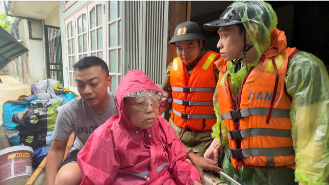 Cố thủ trong nhà, cụ bà được di dời khẩn cấp để chạy thận.