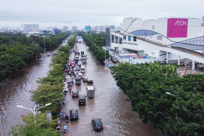 Nguyên nhân ùn tắc là do đường Đàm Quang Trung (Long Biên) bị ngập úng nặng, đoạn từ nút giao Cổ Linh - Đàm Quang Trung. Các xe phải xếp hàng đi làn sát dải phân cách nên các phương tiện phía sau bị ùn ứ. Ảnh: Tô Thế 