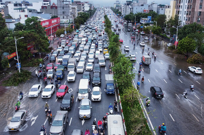 Nhiều thời điểm các phương tiện không thể di chuyển. Đến hơn 17h40 tình hình ùn tắc chưa được cải thiện. Ảnh: Tô Thế