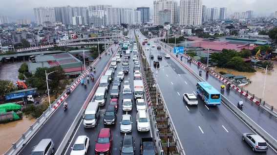 Theo ghi nhan cua phong vien, tu dau gio chieu 11.9 xuat hien tinh trang un u nghiem trong tren cau Vinh Tuy huong tu trung tam sang khu vuc Long Bien (Ha Noi). O huong nguoc lai cac phuong tien di chuyen thuan tien. Anh: To The.