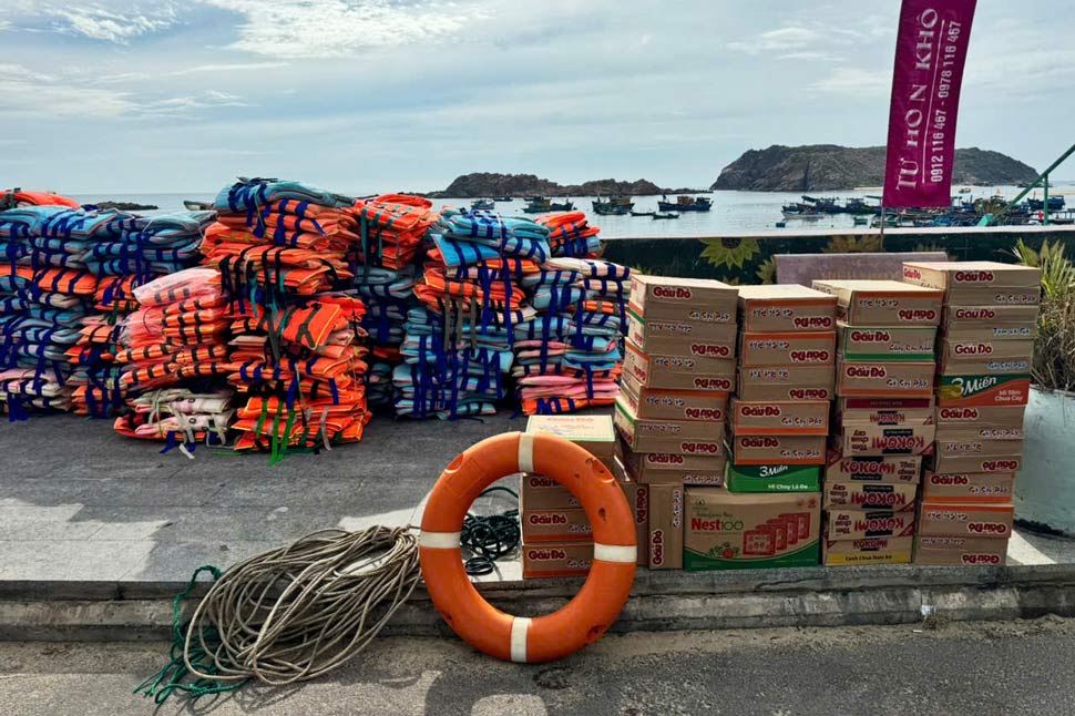 Nhu yếu phẩm, vật dụng mà người dân Bình Định chuẩn bị đem ra miền Bắc để hỗ trợ bà con vùng thiên tai. Ảnh: Anh Tư