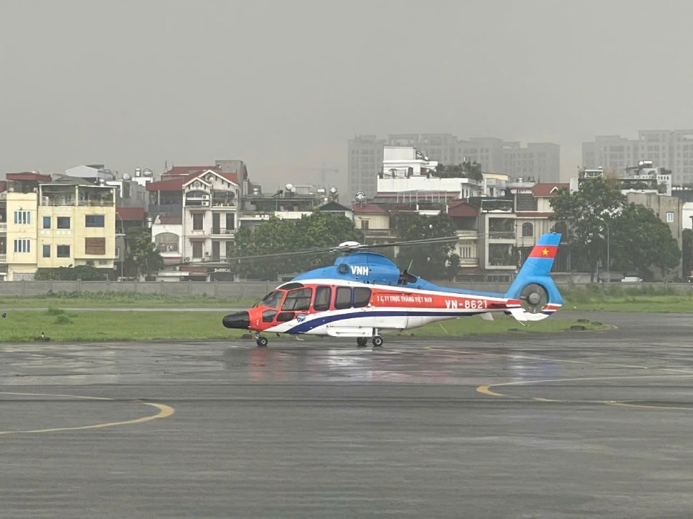 Bộ Quốc phòng đã lệnh cho máy bay của Công ty Trực thăng Miền Bắc tham gia vận chuyển hàng hóa cứu trợ vùng lũ. Ảnh: Cục Tuyên huấn