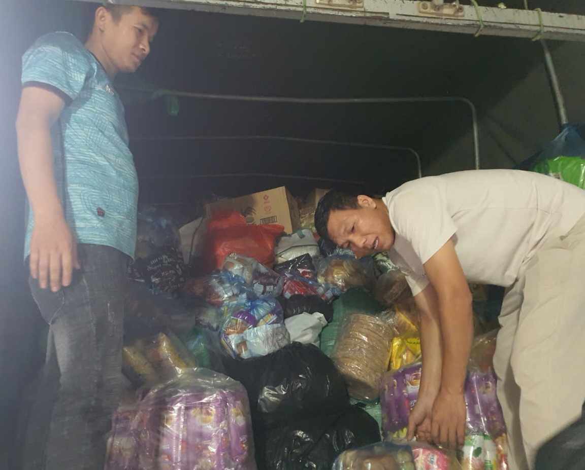 Người dân huyện Thạch Thất, TP Hà Nội hỗ trợ chị Nhung vận chuyển hàng hỗ trợ người dân Lào Cai, Yên Bái. Ảnh: Tuyết Nhung 