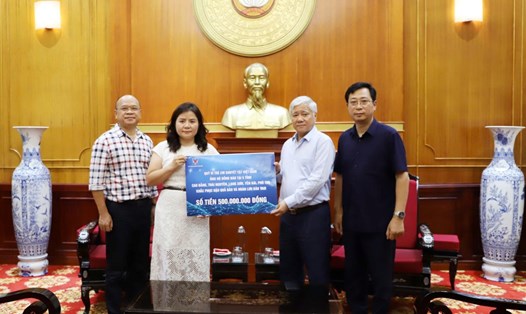 Chủ tịch Ủy ban Trung ương MTTQ Việt Nam Đỗ Văn Chiến tiếp nhận tiền ủng hộ bão lũ từ Quỹ  Vì trẻ em khuyết tật Việt Nam. Ảnh: Phạm Đông