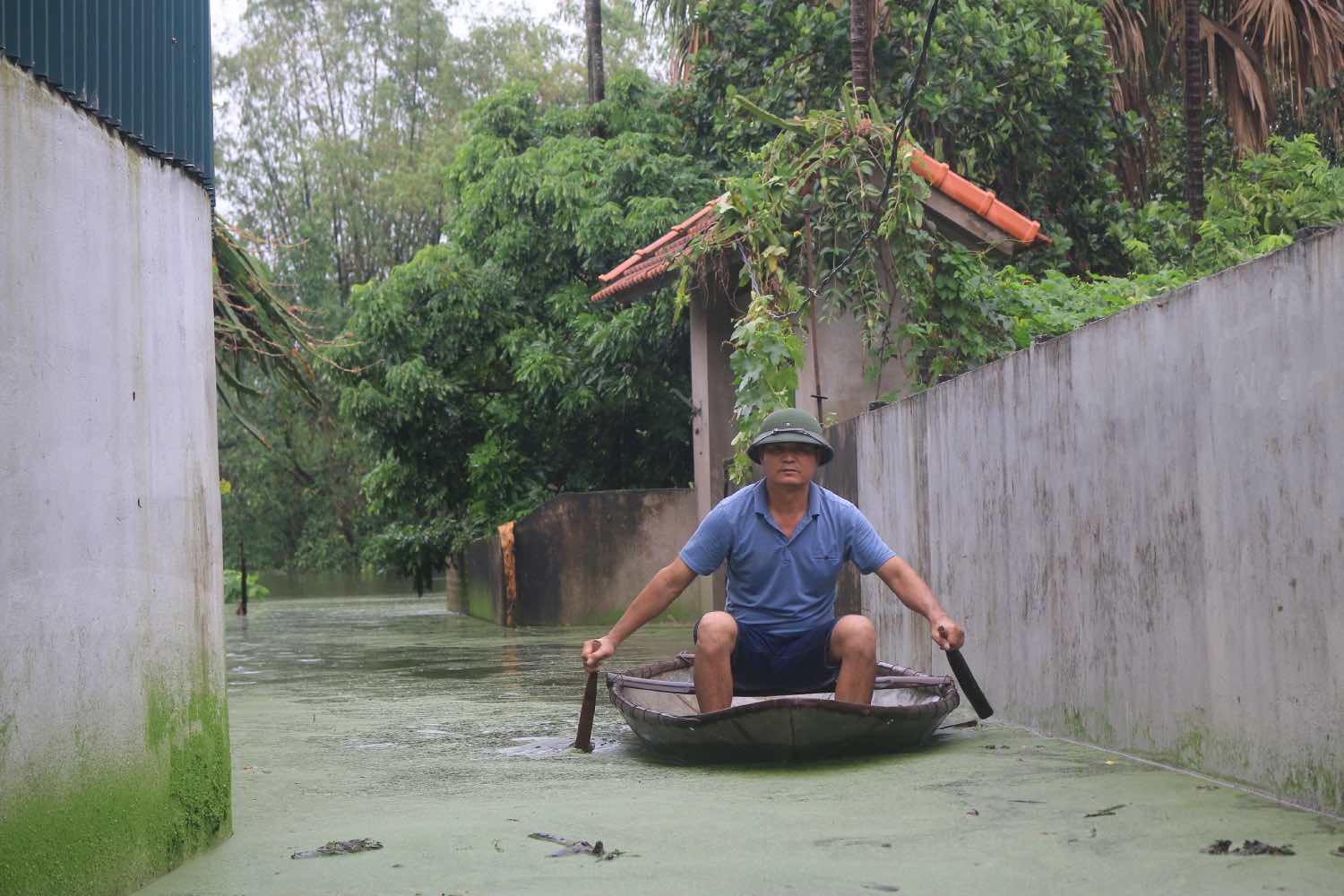 Nhiều con đường bị ngập sâu, người dân chỉ có thể đi bằng thuyền. Ảnh: Khánh An