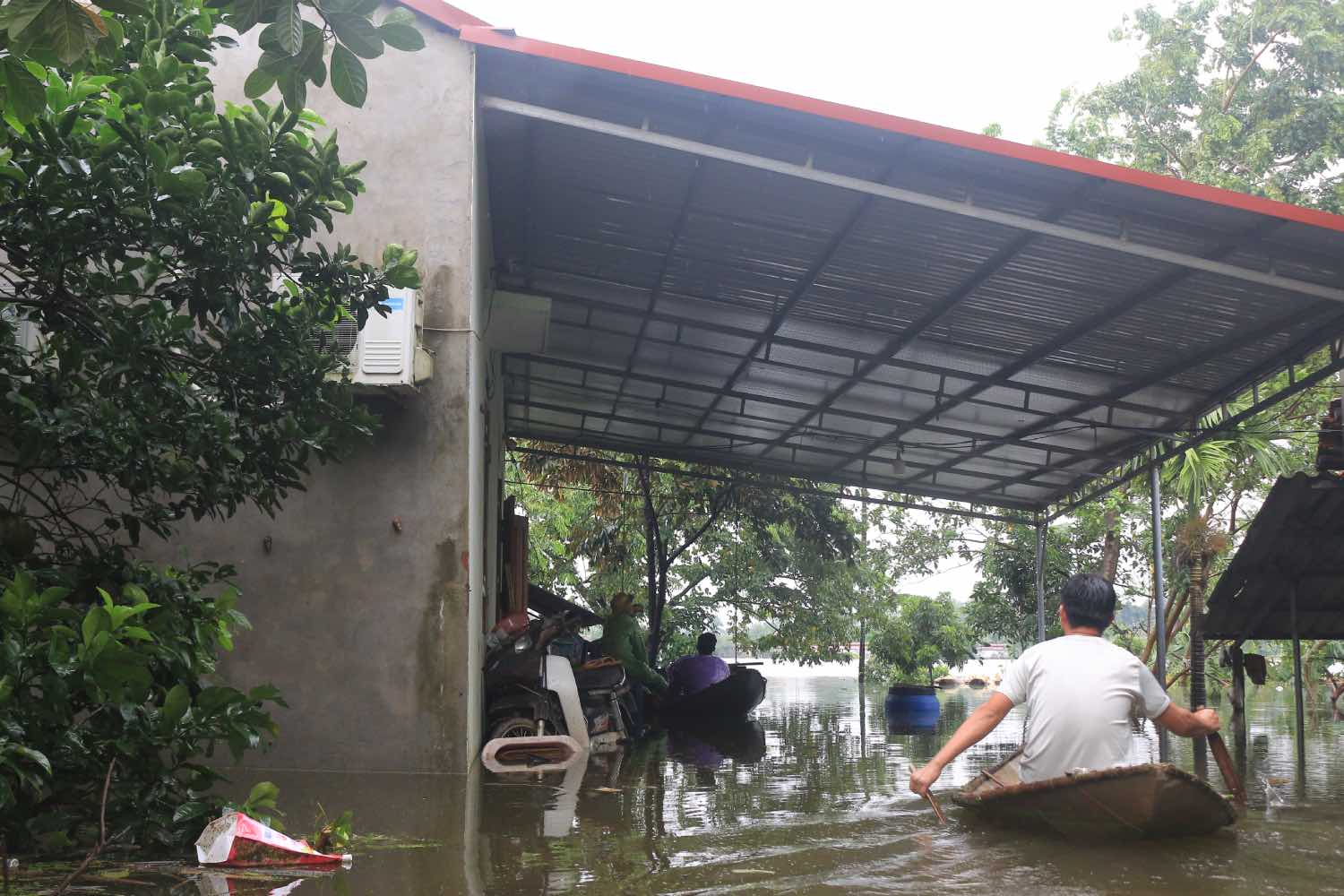 Nhà người dân chìm trong biển nước. Ảnh: Minh Hạnh