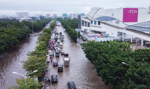 Do mưa lũ, nút giao Cổ Linh - Đàm Quang Trung (Long Biên, Hà Nội) bị ngập úng nặng. Ảnh: Tô Thế