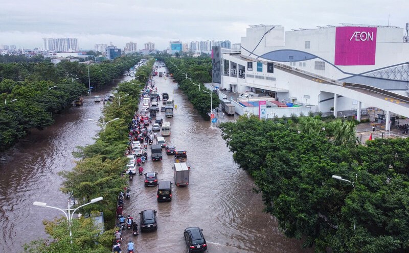 Do mưa lũ, nút giao Cổ Linh - Đàm Quang Trung (Long Biên, Hà Nội) bị ngập úng nặng. Ảnh: Tô Thế