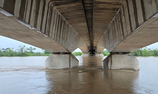 Nước lũ trên sông Trà Lý tiếp tục lên trên mức báo động 3. Ảnh: Trung Du