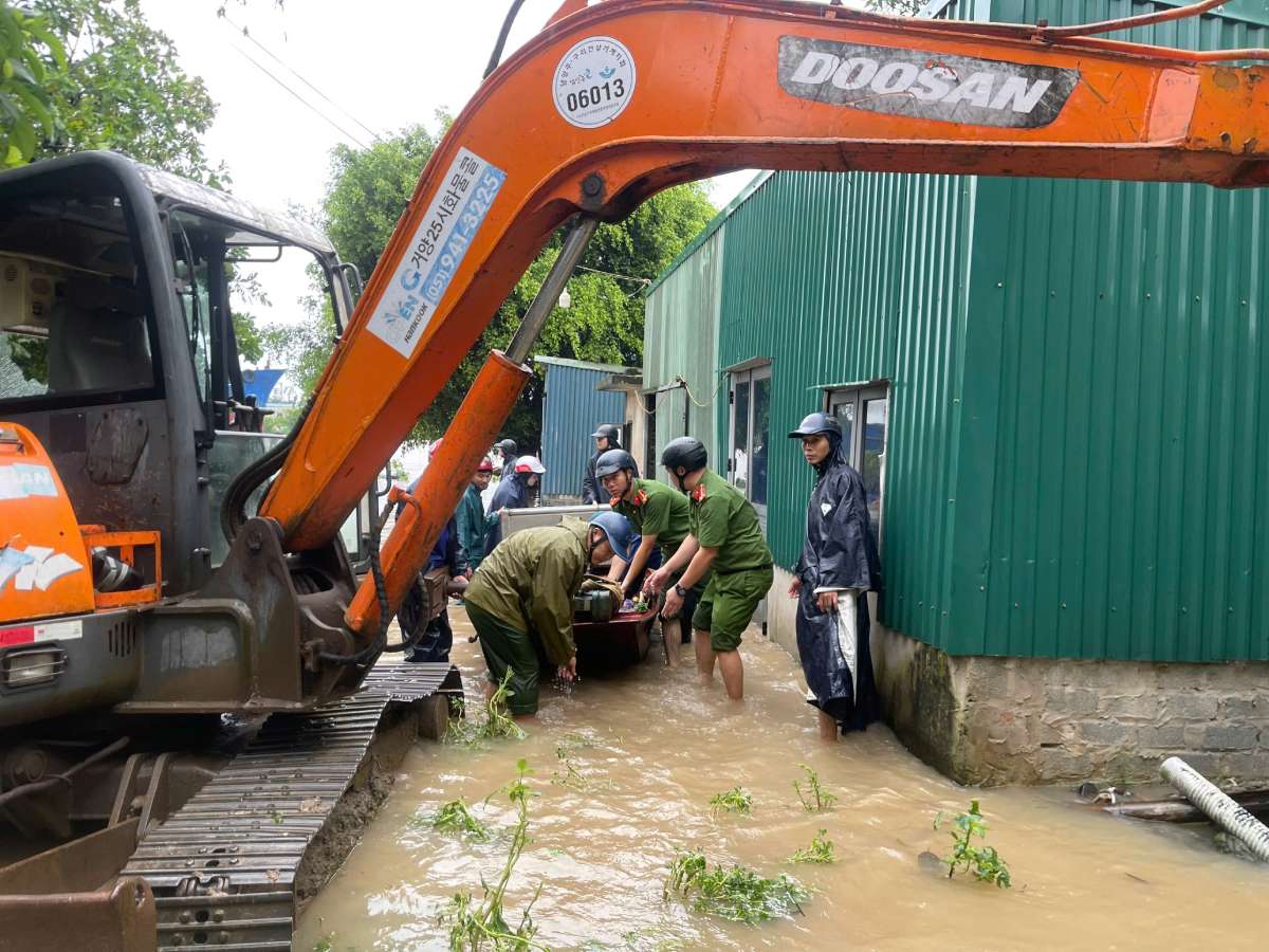 Lực lượng chức năng giúp người dân di chuyển đồ ở phường Cửa Nam (TP Nam Định). Ảnh: Tuyết Đỗ