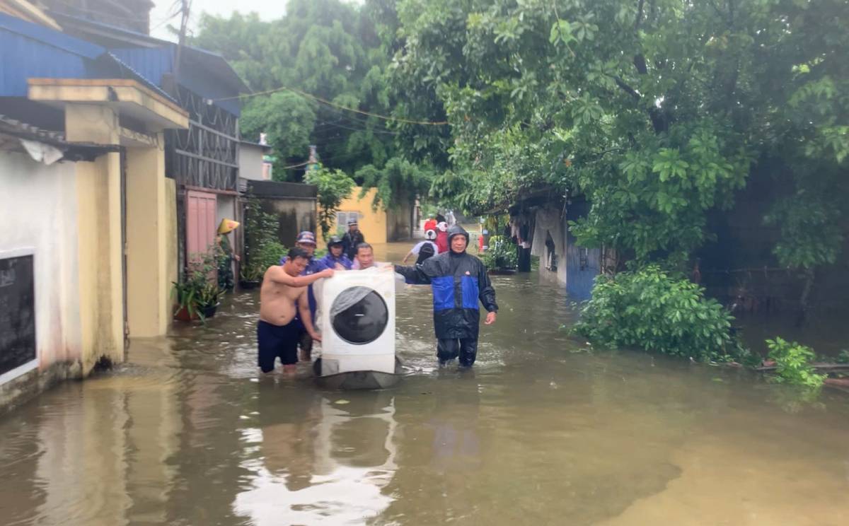 Nhieu do dung gia tri cung duoc nguoi dan di chuyen ra ngoai. Anh: Luong Ha