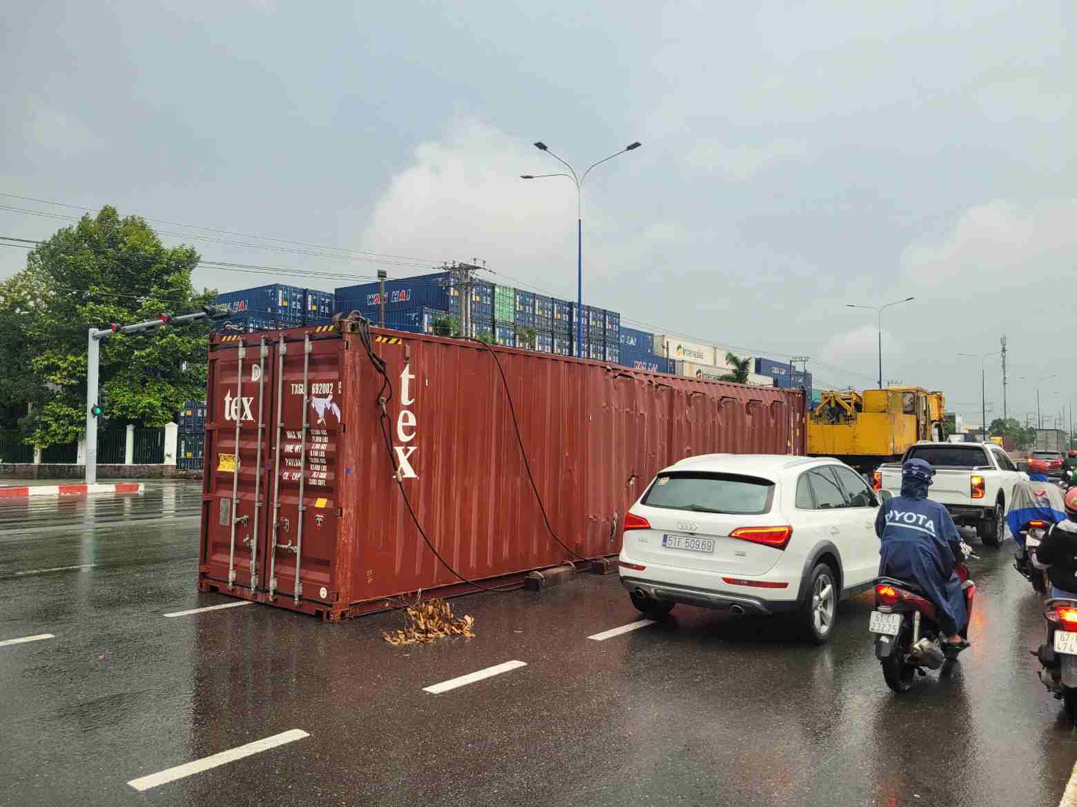 Thùng container bị rơi xuống đường. Ảnh: Dương Bình