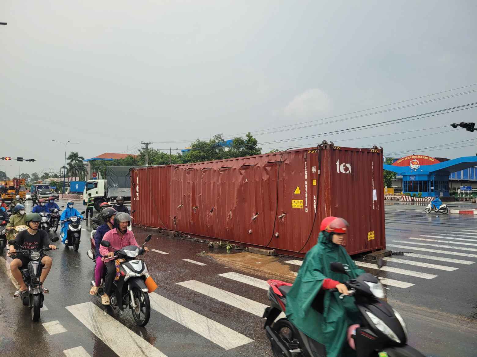 Thùng container bị rơi xuống đường. Ảnh: Dương Bình