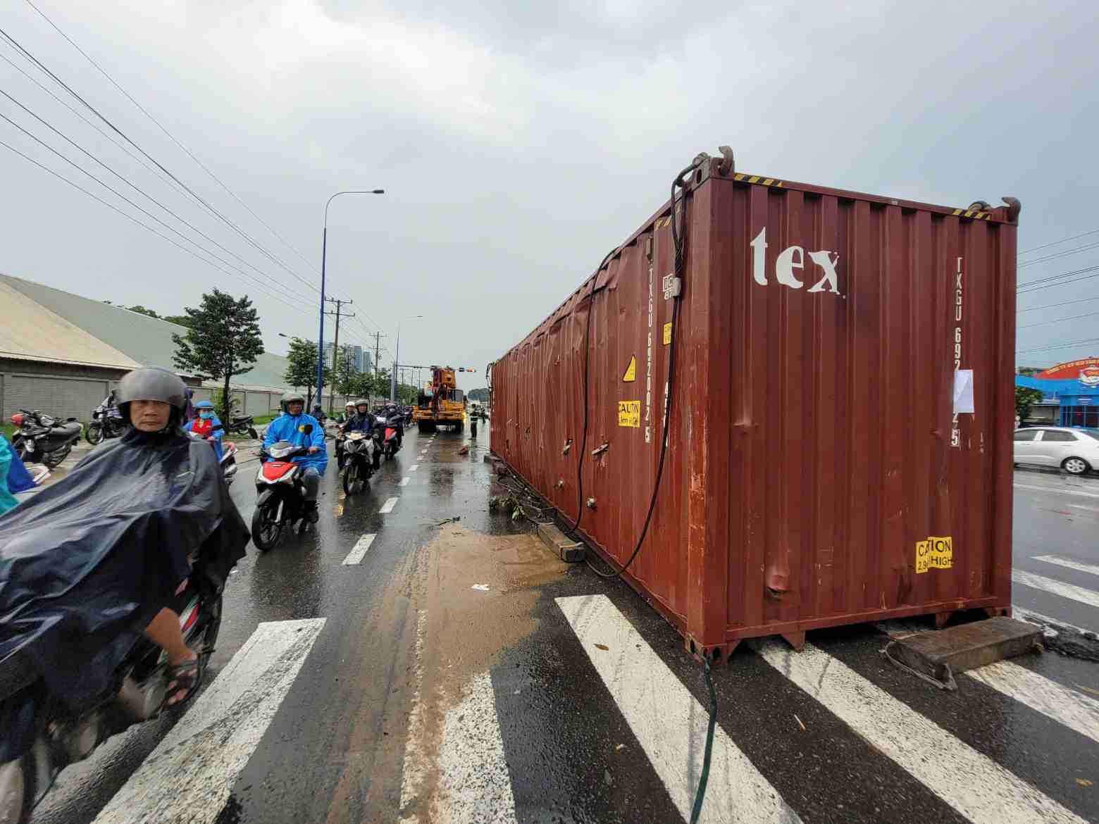 Xe container tông gãy trụ đèn giao thông trên Quốc lộ 1