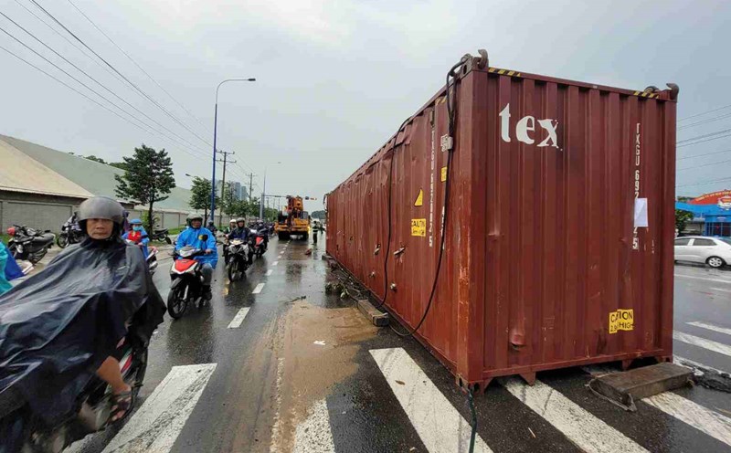 Xe container tông gãy trụ đèn giao thông trên Quốc lộ 1