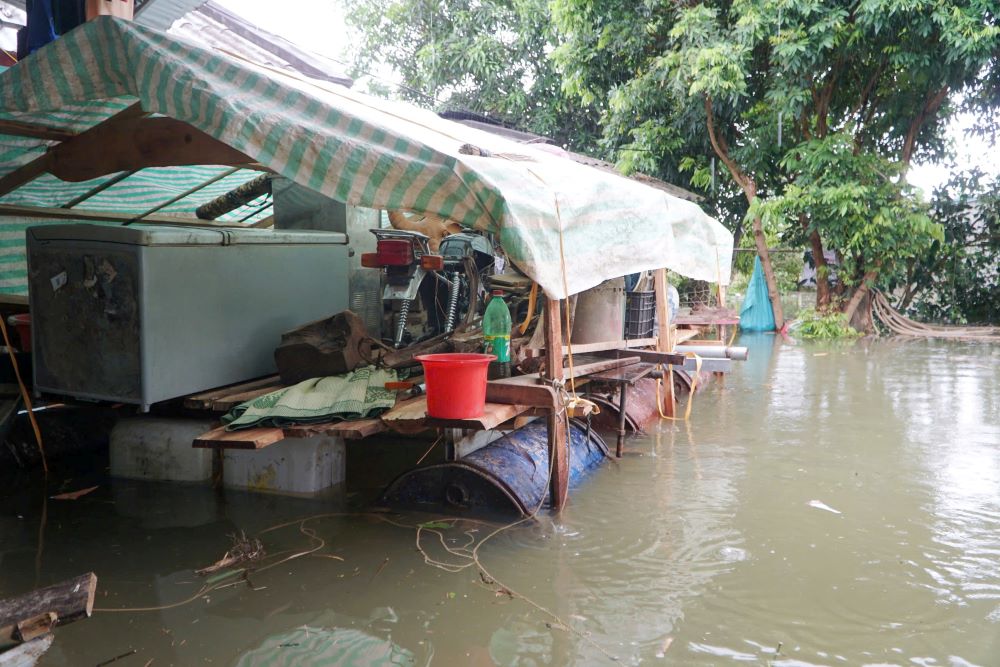 Do bị ngập sâu nên các gia đình phải chuyển hết đồ đạc và lên nơi cao ráo để sinh sống. Ảnh: Quách Du